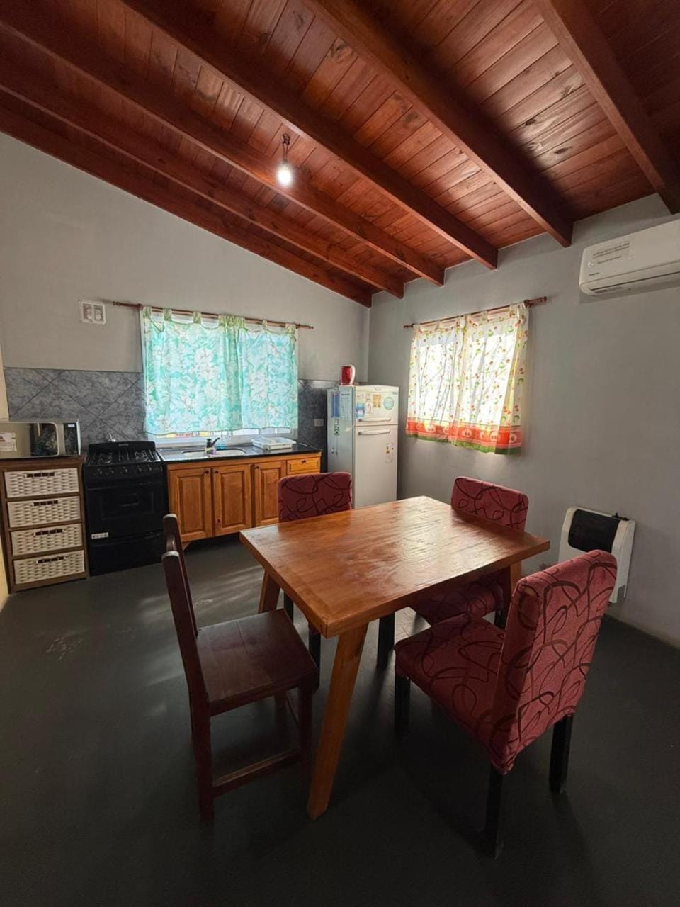 Kitchen or kitchenette, Living room, Seating area, Dining area, oven