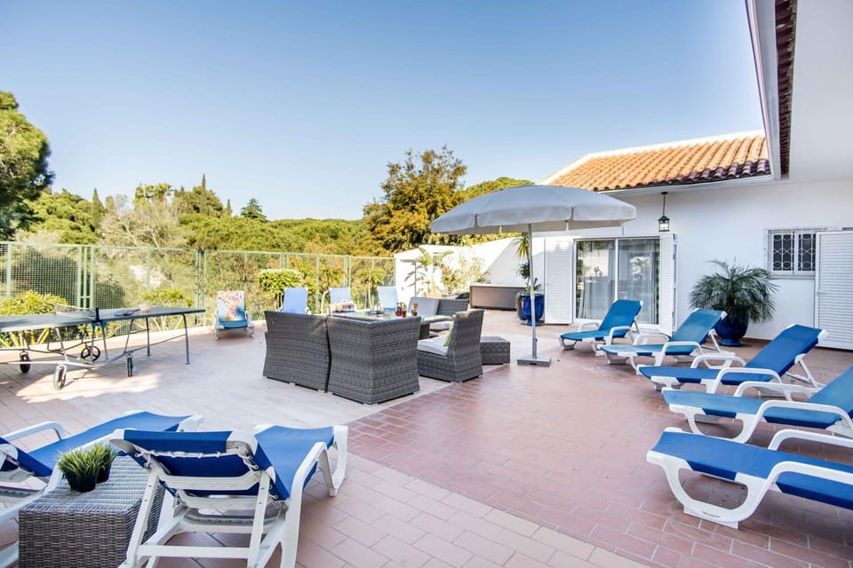 Property building, Balcony/Terrace, Living room