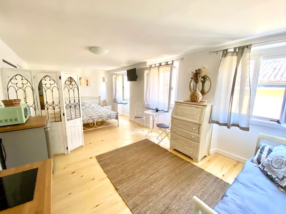 Photo of the whole room, Bedroom