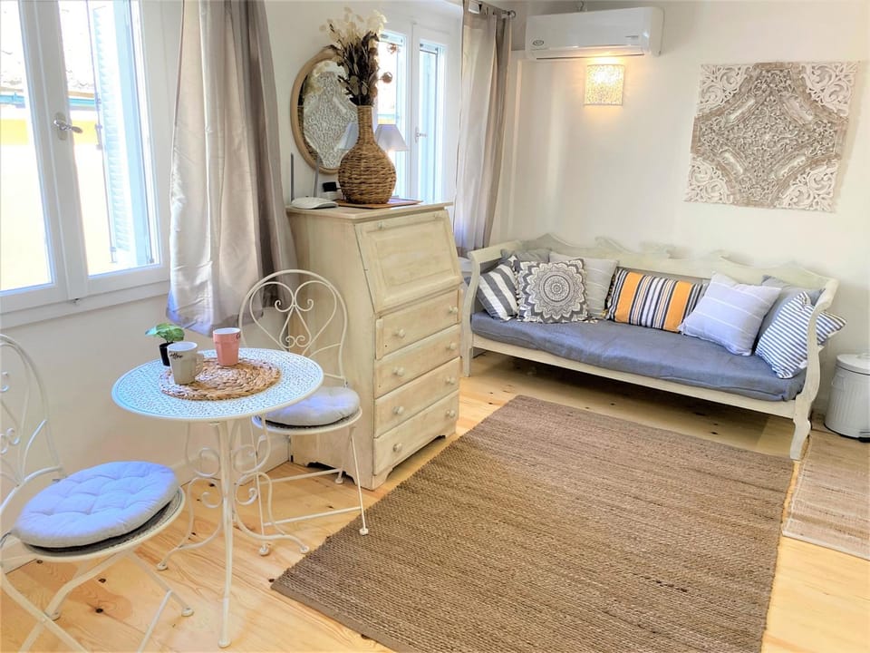 Seating area, Dining area