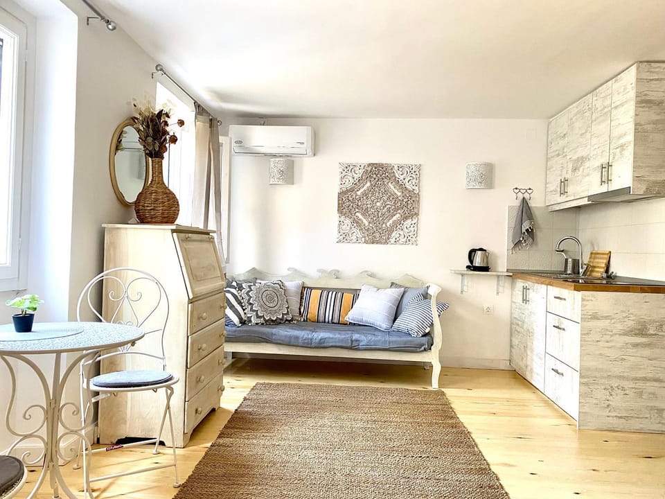Kitchen or kitchenette, Seating area, Dining area
