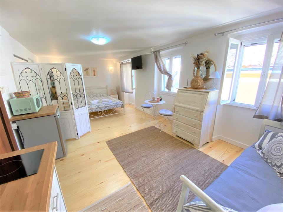 Bed, TV and multimedia, Kitchen or kitchenette, Photo of the whole room, Dining area, Bedroom, wardrobe