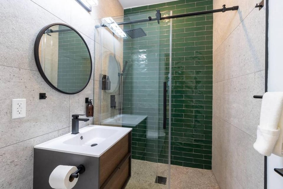 Shower, Toilet, Bathroom, towels