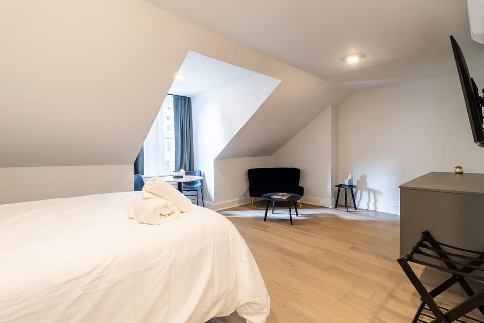 Bed, TV and multimedia, Bedroom