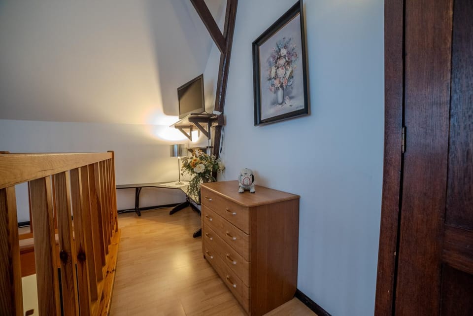 Photo of the whole room, hair dresser