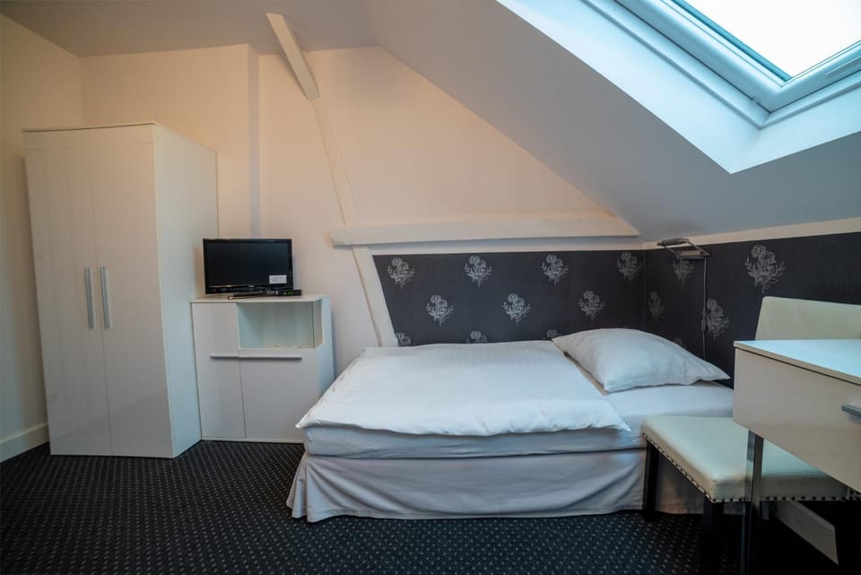 Bed, TV and multimedia