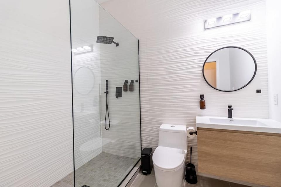 Shower, Toilet, Bathroom, towels