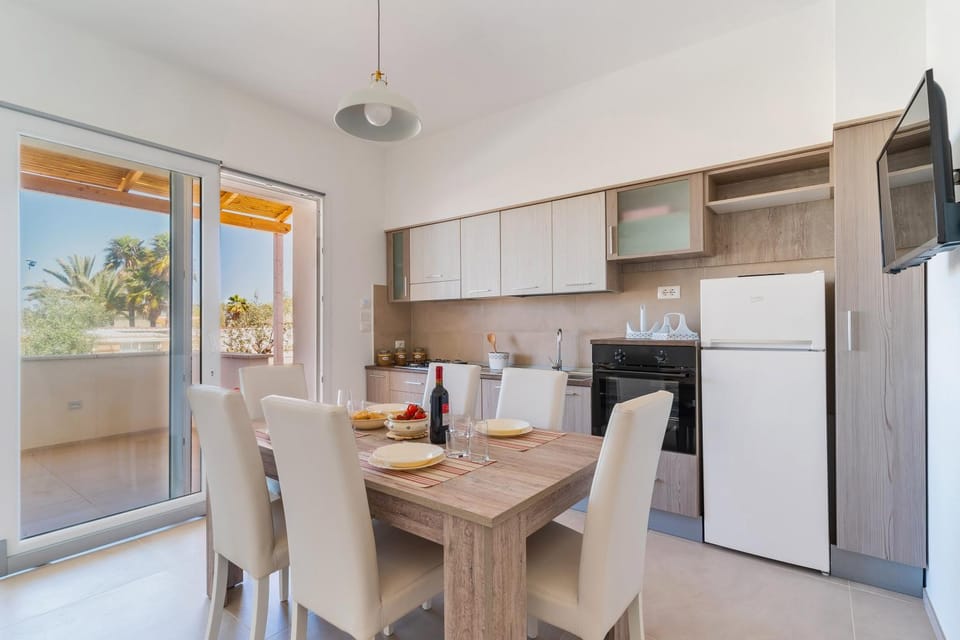 Kitchen or kitchenette, Seating area, Dining area, pet friendly, stove