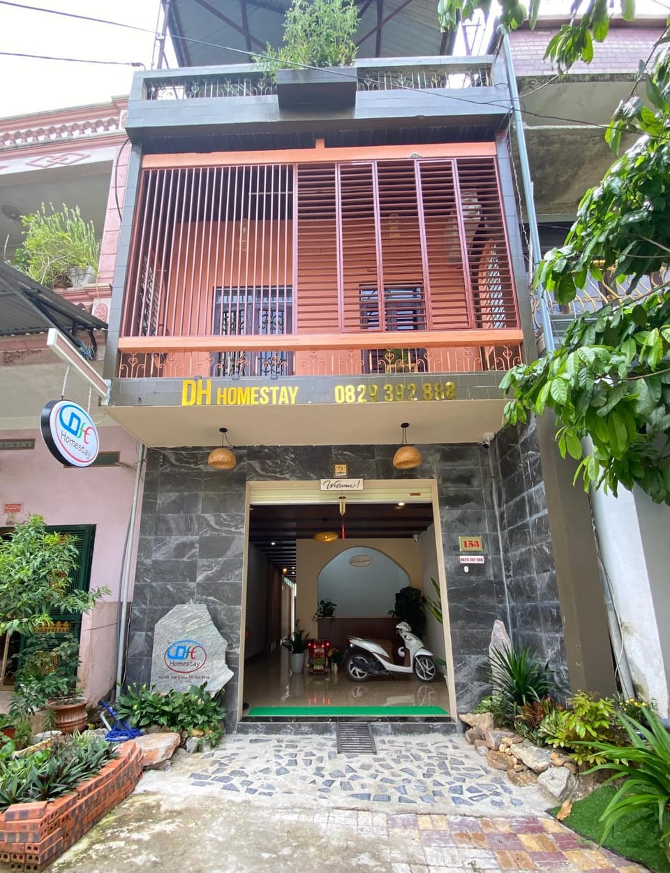 Property building, Facade/entrance, Day