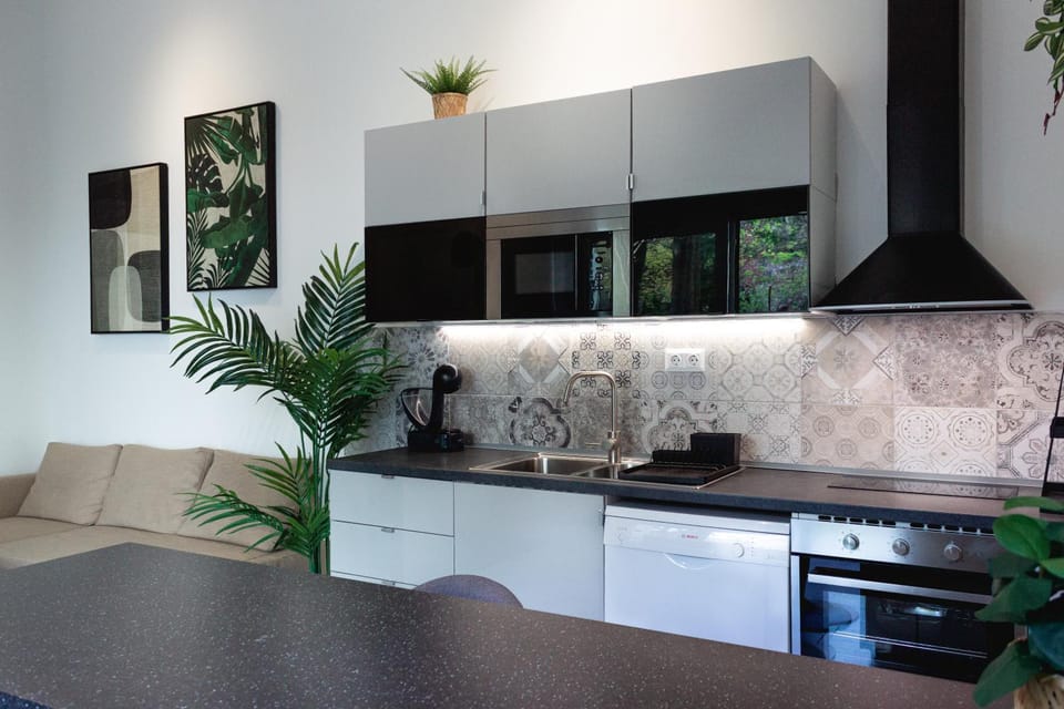 Kitchen or kitchenette, Dining area, minibar, pet friendly, stove