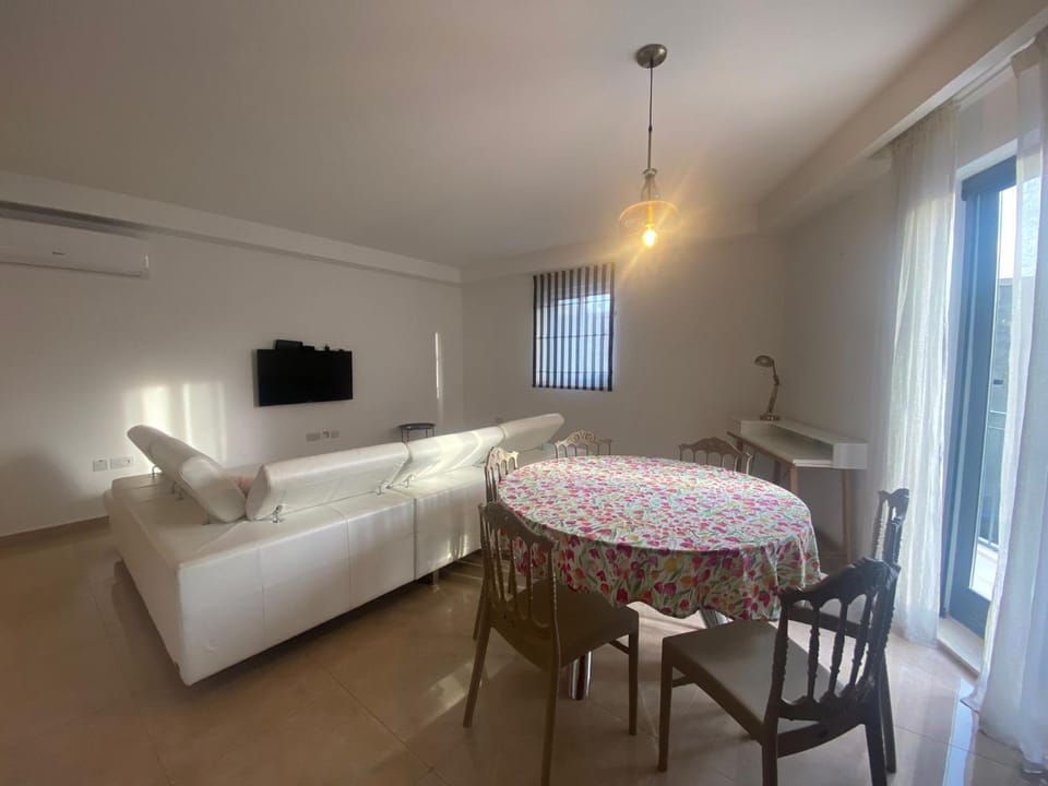 TV and multimedia, Living room, Seating area, Dining area, Evening entertainment