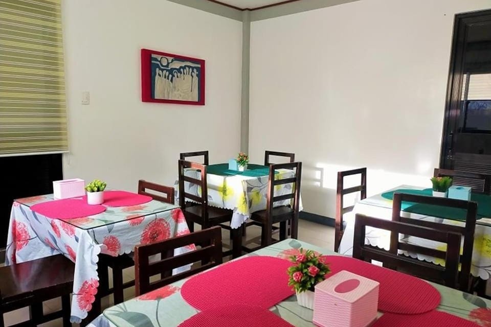 Restaurant/places to eat, Banquet/Function facilities, Seating area, Dining area, Breakfast