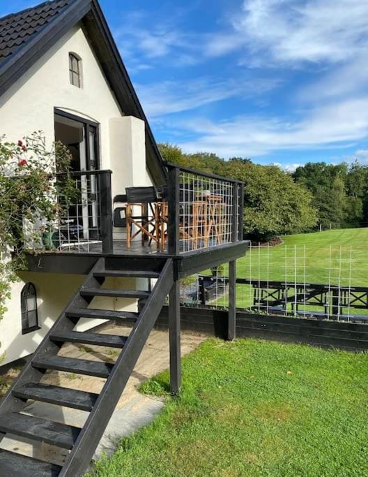 Property building, Facade/entrance, Day, Natural landscape, Garden, Balcony/Terrace, Garden view