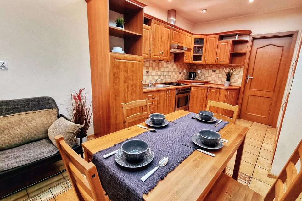 Coffee/tea facilities, Kitchen or kitchenette, Living room, Seating area, Dining area