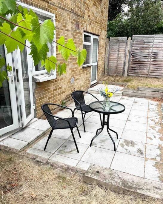 Beautiful 2 bedroom garden flat w/ free parking Apartment in London Borough of Richmond upon Thames