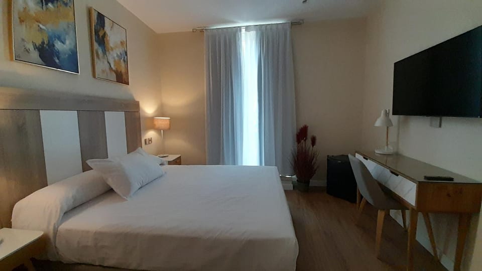 Bed, TV and multimedia, Photo of the whole room, Bedroom, hair dresser