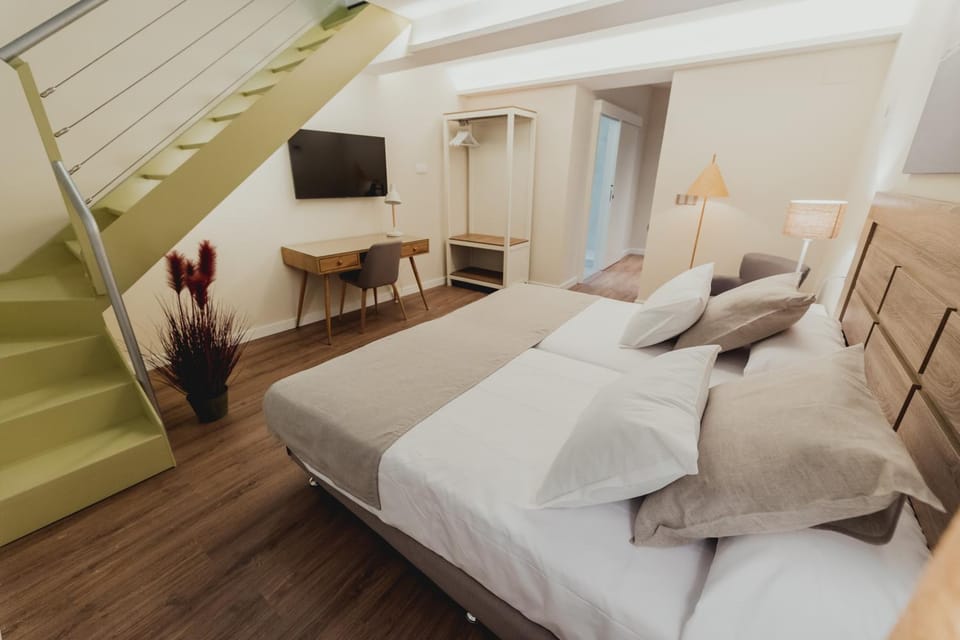 Bed, TV and multimedia, Photo of the whole room, Bedroom