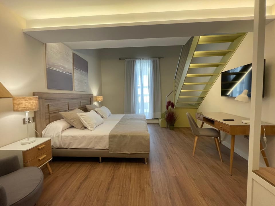 Bed, TV and multimedia, Photo of the whole room, Seating area, Bedroom