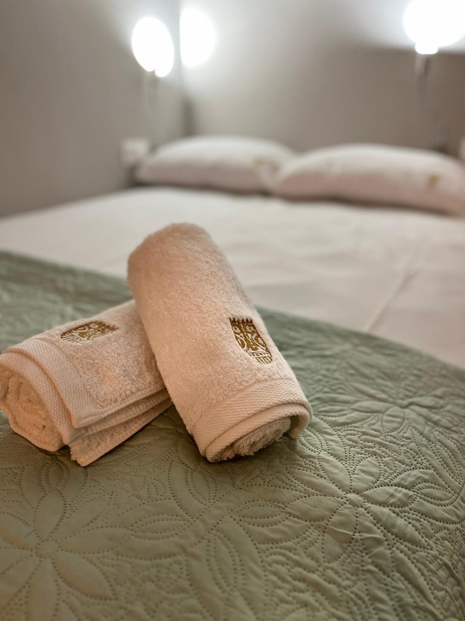 Bed, Bedroom, towels