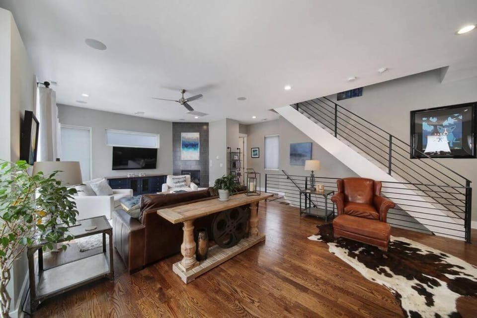 City Views RoofTop Hot Tub & Short Walk to Stadium Villa in Charlotte