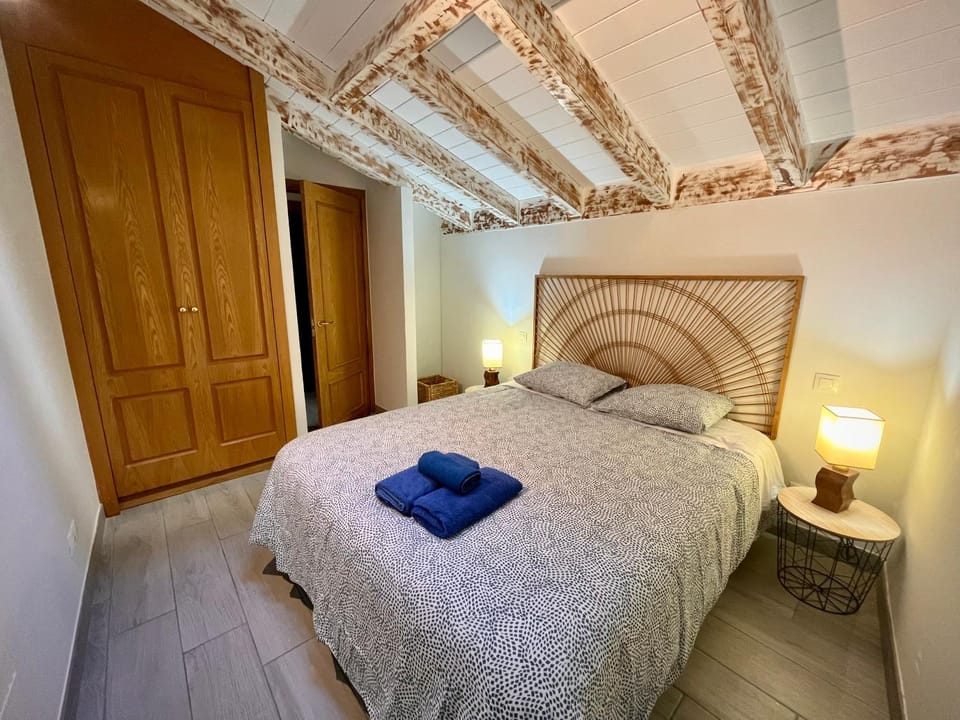 Bed, Bedroom, towels, wardrobe