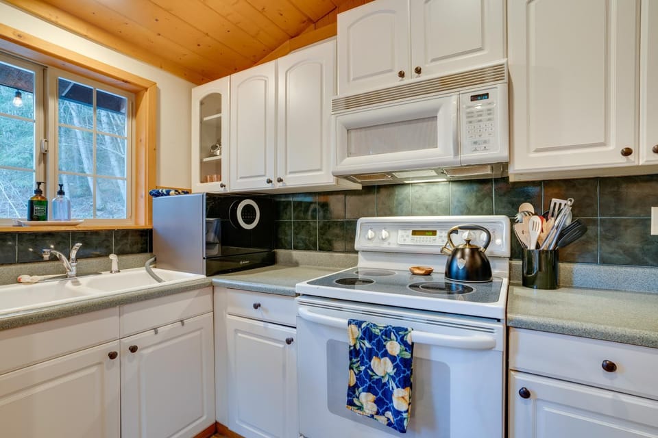 Leavenworth Cabin w/ Private Hot Tub! Cabin in Lake Wenatchee