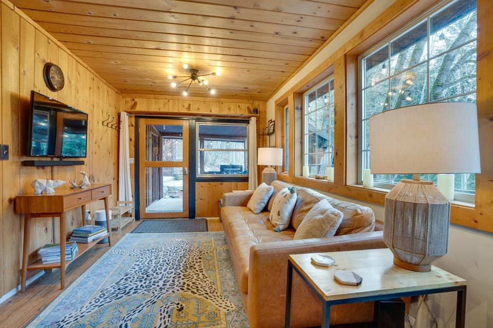 Leavenworth Cabin w/ Private Hot Tub! Cabin in Lake Wenatchee