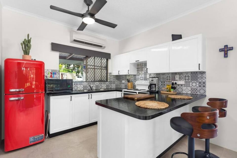 Coffee/tea facilities, Kitchen or kitchenette, fireplace, minibar, pet friendly, stove, air conditioner
