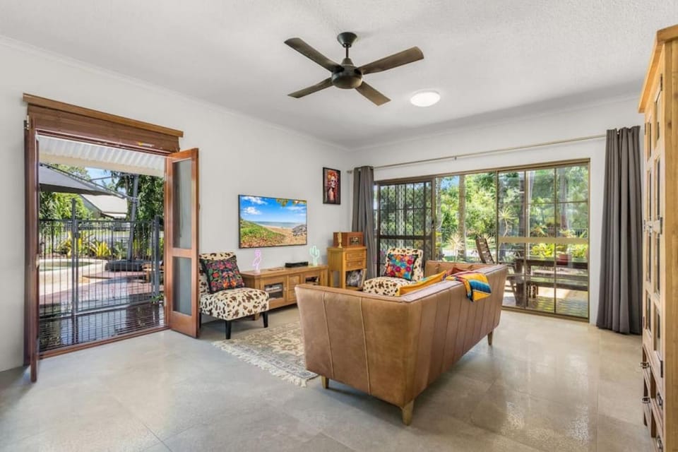 Patio, TV and multimedia, Living room, Seating area, Pool view, fireplace, hair dresser, locker, air conditioner