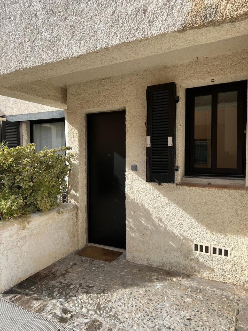 Property building, Facade/entrance, Day