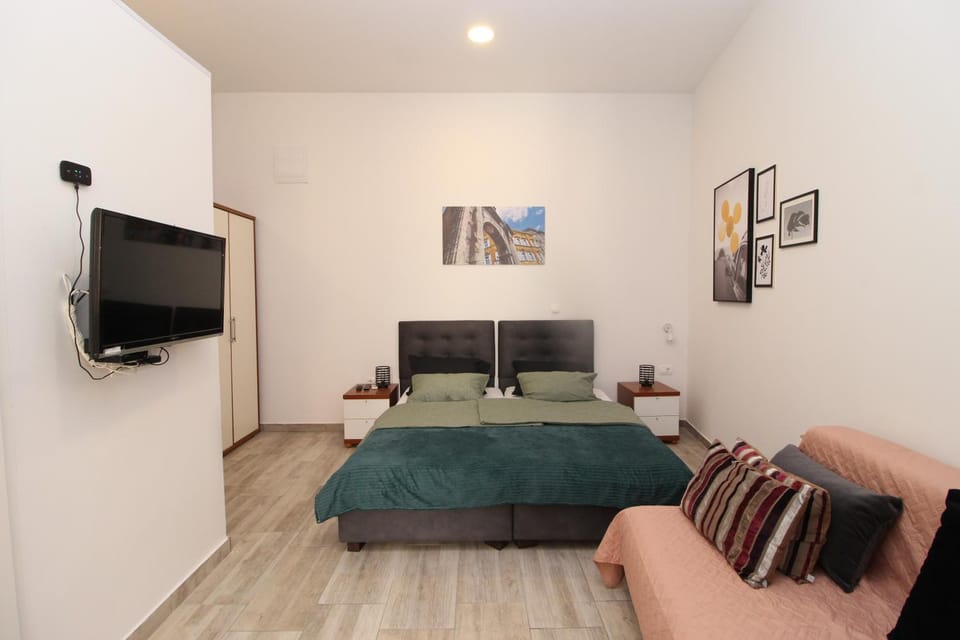 TV and multimedia, Living room, Evening entertainment, Bedroom