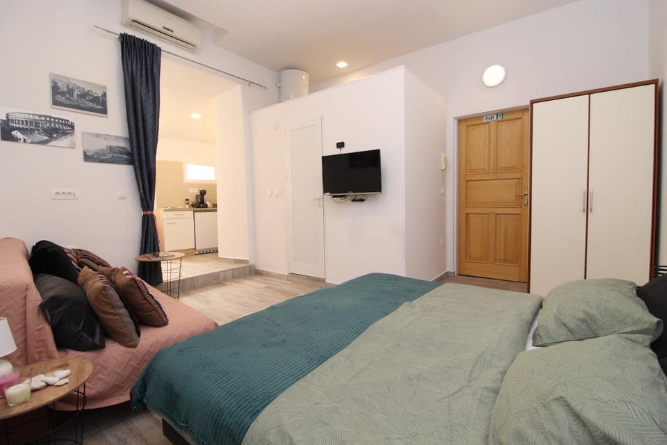 Communal lounge/ TV room, TV and multimedia, Living room, Photo of the whole room, Evening entertainment, Bedroom, wardrobe