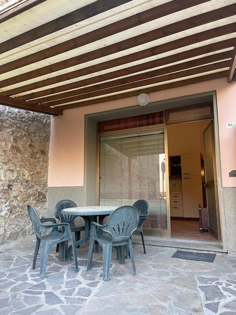 Patio, Day, Dining area