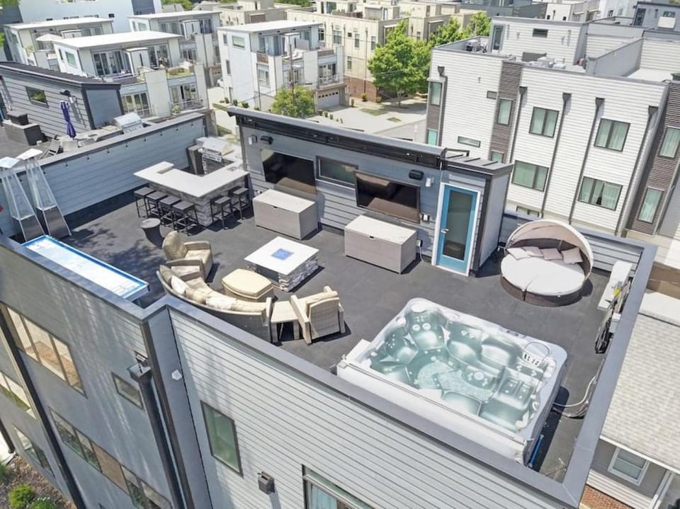 Balcony/Terrace, Seating area, City view, sunbed