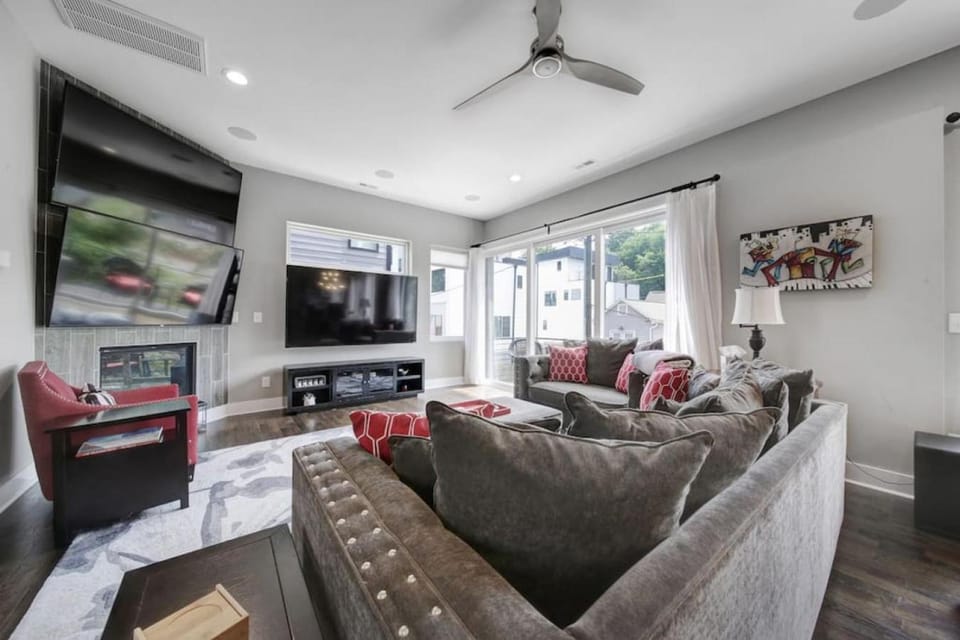 City Views - Walking Distance to Panthers Stadium House in Charlotte