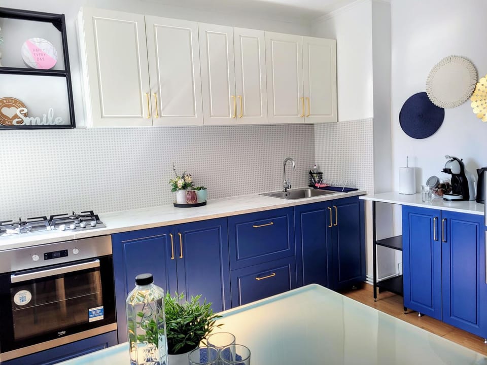 Coffee/tea facilities, Kitchen or kitchenette, Dining area, oven, stove