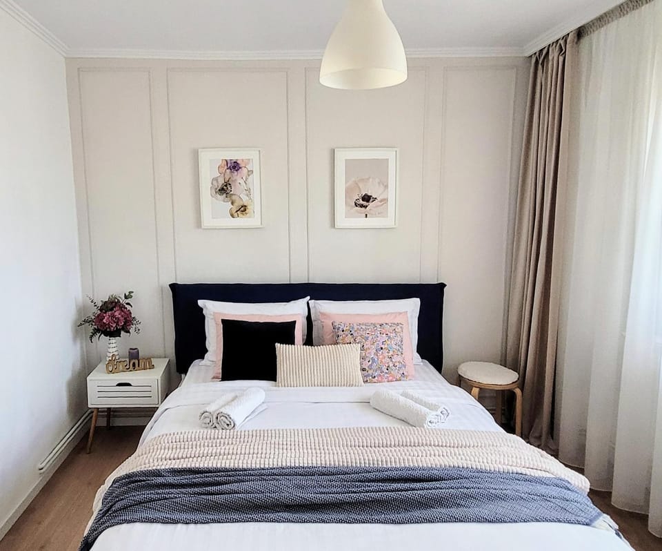 Bed, Photo of the whole room, Decorative detail, Bedroom, towels