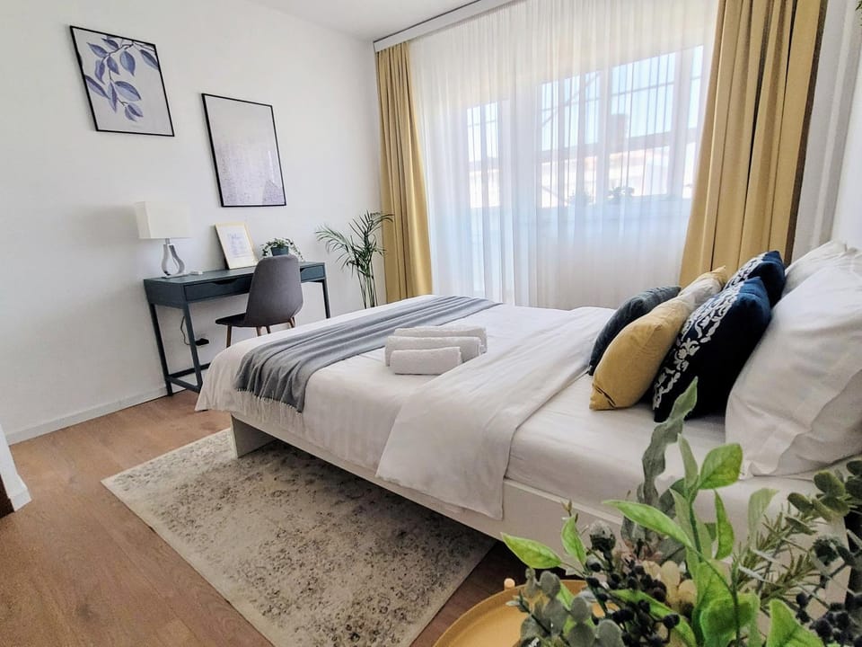Bed, Photo of the whole room, Business facilities, Decorative detail, Bedroom, towels