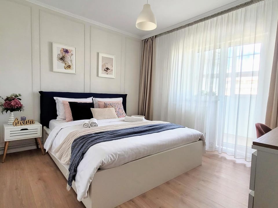 Bed, Photo of the whole room, Decorative detail, Bedroom, towels