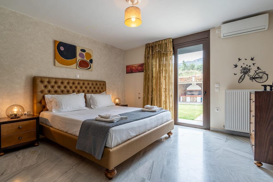 Bed, Photo of the whole room, Bedroom, Garden view, towels, air conditioner