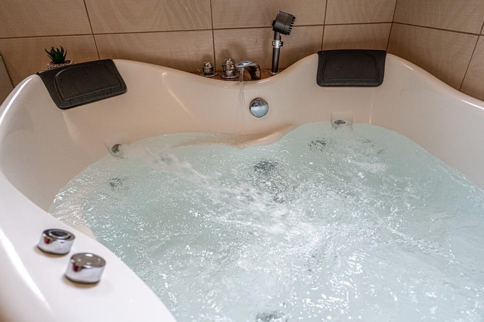 Hot Tub, Bath