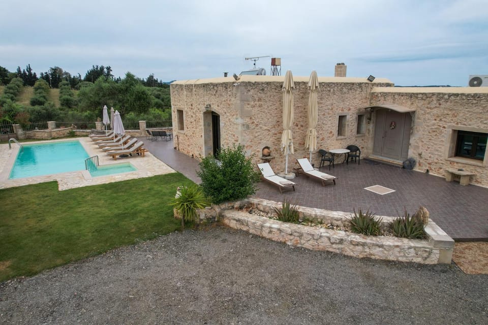 Property building, Patio, Day, Natural landscape, Garden, Garden view, Pool view, Swimming pool, sunbed