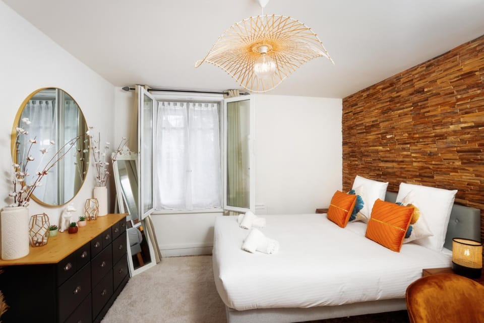 Bed, Photo of the whole room, Seating area, Bedroom, towels