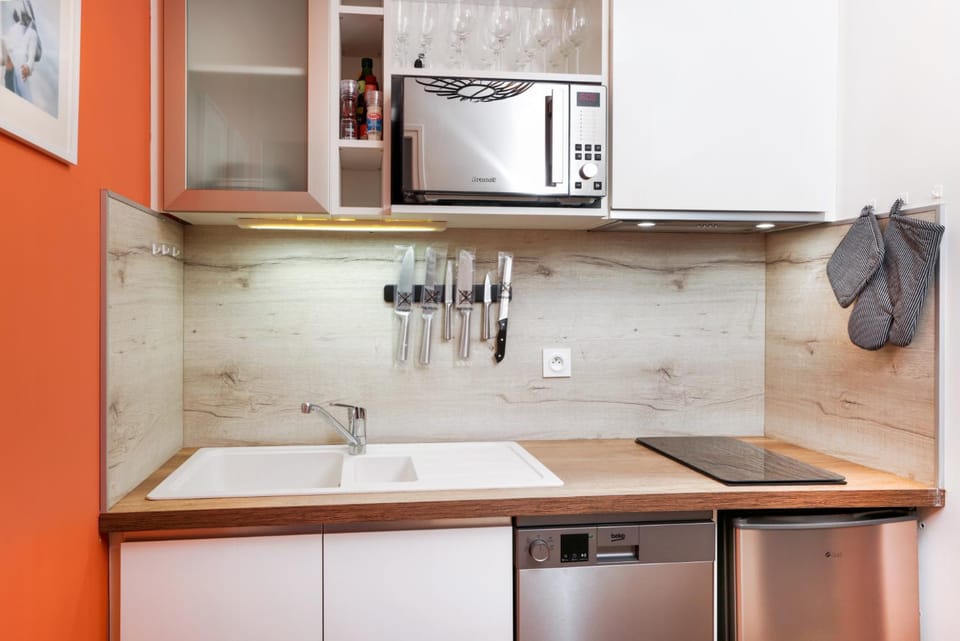Kitchen or kitchenette, dishwasher, minibar, stove