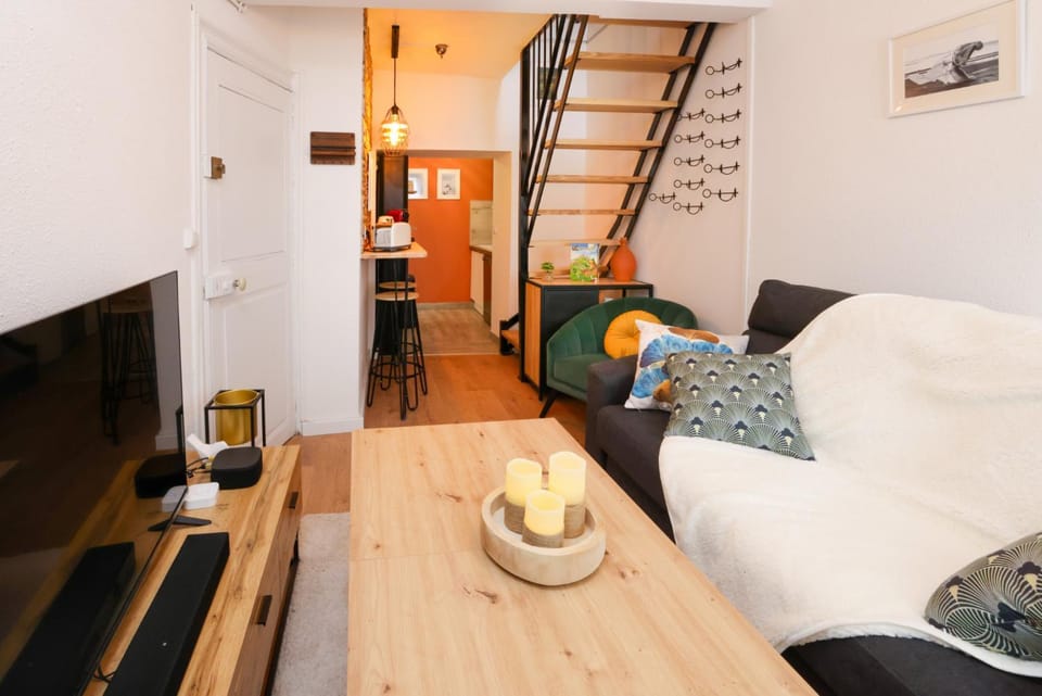 Kitchen or kitchenette, Living room, Dining area