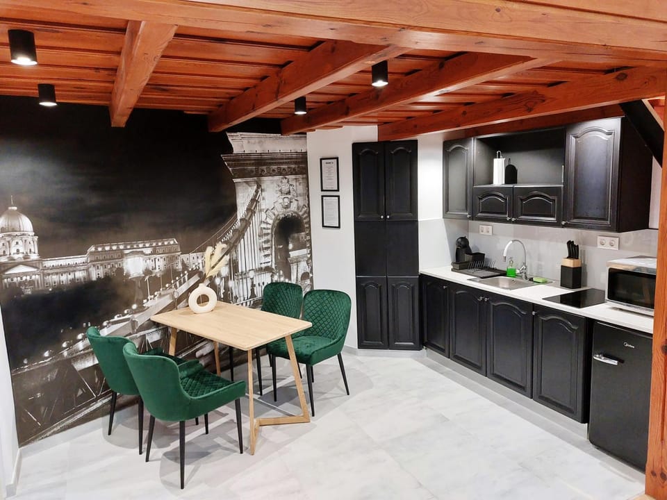 Kitchen or kitchenette, Dining area, minibar, stove, toaster