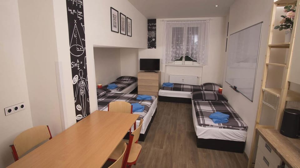 Bed, TV and multimedia, Photo of the whole room