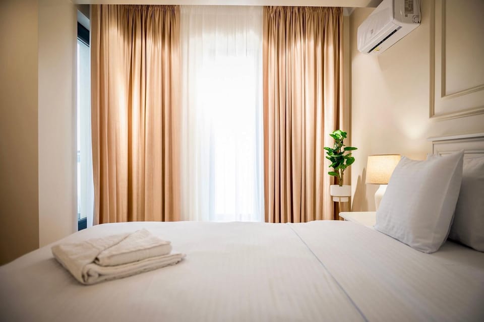 Bed, Bedroom, towels, air conditioner