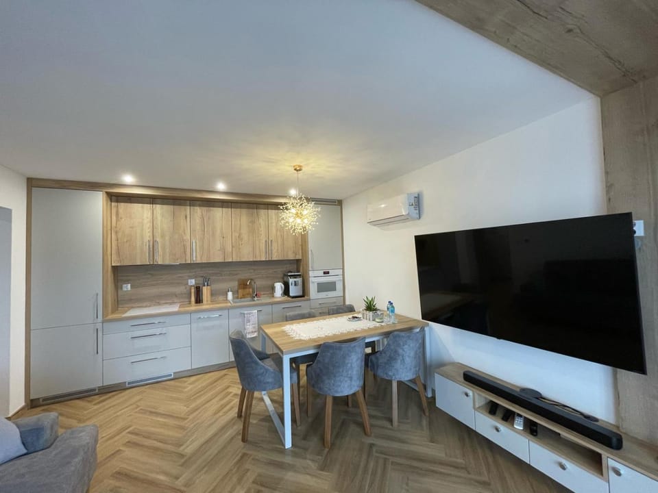 Communal lounge/ TV room, TV and multimedia, Kitchen or kitchenette, Dining area, Evening entertainment, minibar, stove