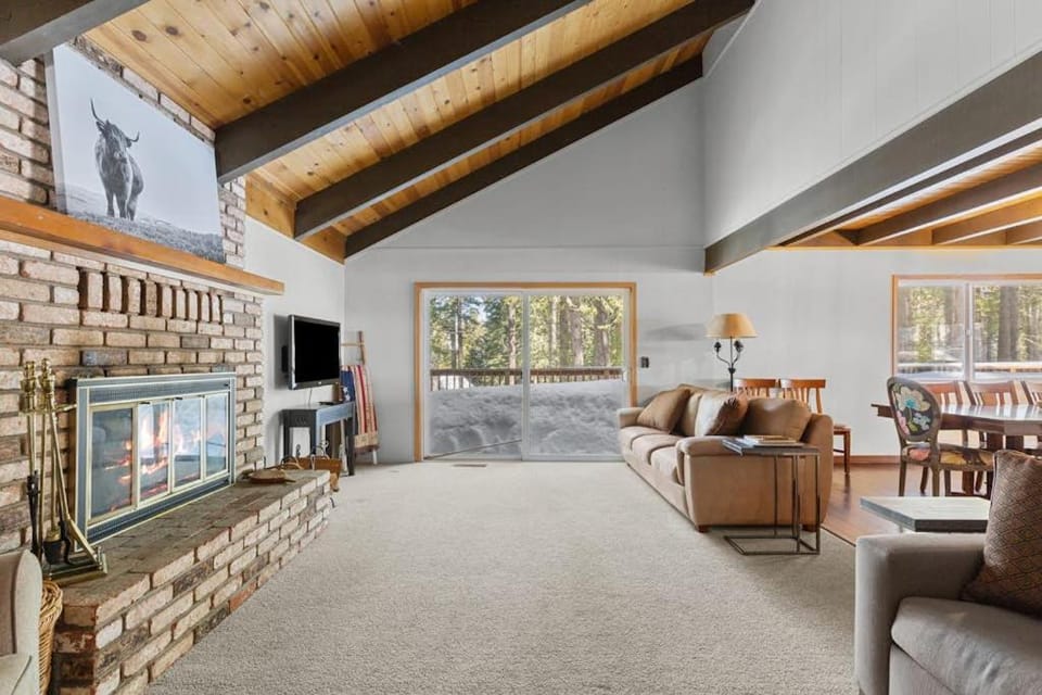 Bigfoot Cabin Cabin in Dorrington
